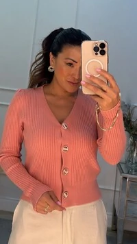 Cardigan Curto Tricot Marina Canelado Com Botão Cravejado Vazado