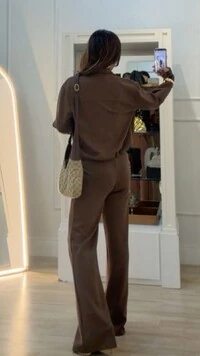 Conjunto Moletom Lais Blusa Gola Alta Com Puxadores No Barrado E Calça Pantalona