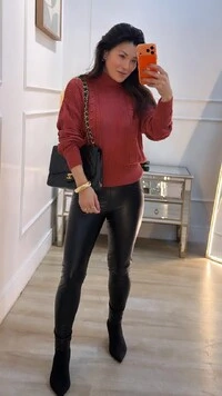 Blusa Tricot Gola Alta Michelly Detalhe De Pompons E Nervuras Em Losangos