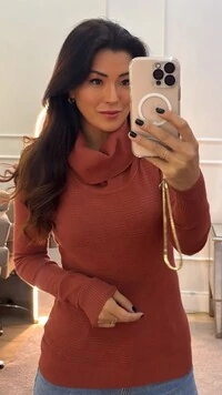 Blusa Tricot Gola Rolê Mia Nervuras Onduladas Frontais