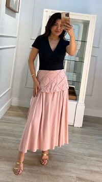 Saia Midi Evasê Pregas Frontais Ingrid Pala Larga Com Texturas Em Losangos