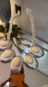 Colar Dourado Com Pingentes Ovais Detalhe Resinado