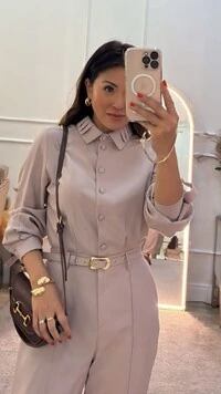 Macacão Twill Duda Gola Com Recortes E Cinto Com Fivela Dourada