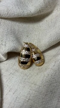 Brinco Gota Médio Com Texturas Cravejadas