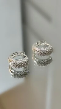 Argola Pequena Cravejada Em Strass