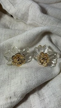 Brinco Flor Dupla Resinada Com Detalhe Dourado