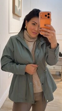 Parka Casaco Amora Ombros E Bolsos Com Detalhe Texturizado