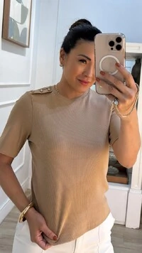 Blusa Malha Canelada Lais Detalhe No Ombro Botões Dourado De Flor Cravejada