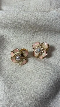 Brinco Flor Pequena Bicolor Miolo De Pérola