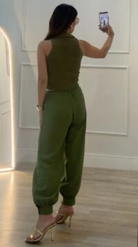 Calça Cenoura Pregas Frontais Victoria Detalhe Botão Forrado No Barrado