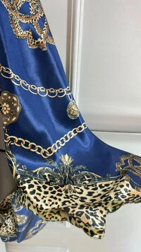 Lenço Acetinado Estampado Detalhe Em Animal Print