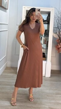 Vestido Midi Canelado Decote V Tania Bolsos Frontais