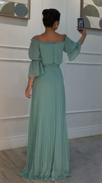 Vestido Longo Plissado Ombro À Ombro Mangas 3/4 Kate Com Cinto Faixa