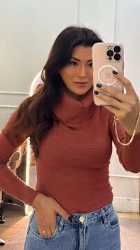 Blusa Tricot Gola Rolê Mia Nervuras Onduladas Frontais