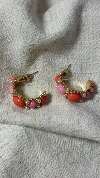 Brinco Argola Média Com Bolotas Resinadas E Mini Pérolas