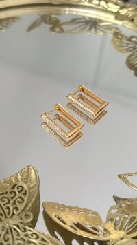 Brinco Médio Retangular Fino Com Strass