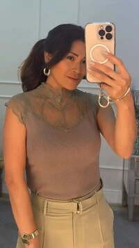 Blusa Elza Gola E Mangas Em Tule