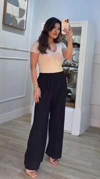 Calça Pantalona Plissada Hannah Bolsos Frontais