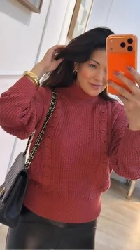 Blusa Tricot Gola Alta Michelly Detalhe De Pompons E Nervuras Em Losangos