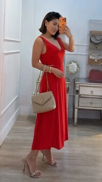 Vestido Midi Decote V Victoria Recorte Vazado Lateral