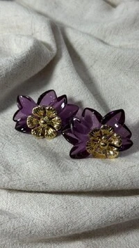 Brinco Flor Dupla Resinada Com Detalhe Dourado