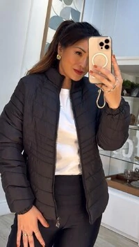 Jaqueta Nylon Pesponto Diagonais Debora Detalhe Lateral Largo Canelado