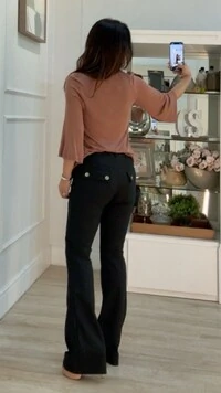 Calça Reta Nervura Frontal Jessica Bolsos Posteriores Com Botões Prata