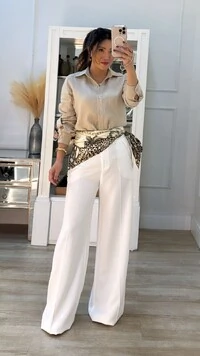 Calça Pantalona Alfaiataria Naomi Detalhe Martingalê Nos Bolsos