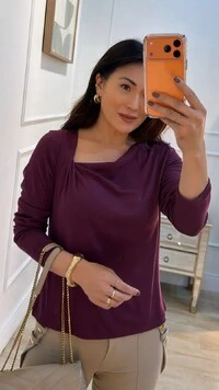 Blusa Decote Assimétrico Brooke Mangas Longas