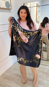 Lenço Acetinado Com Flores E Folhagens