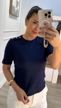 Blusa Malha Canelada Lais Detalhe No Ombro Botões Dourado De Flor Cravejada