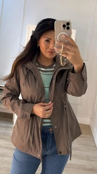 Parka Com Capuz Removível Noelle Ombros E Bolsos Pespontados