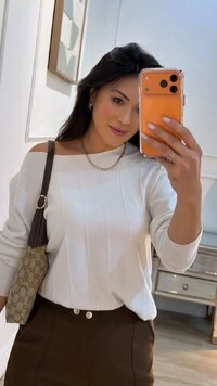 Blusa Tricot Gola Canoa Valéria Detalhe De Entremeios Na Vertical