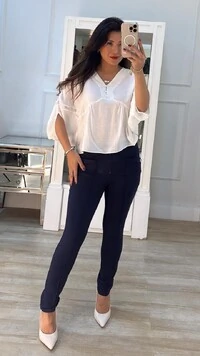 Calça Skinny Carla Bolsos Com Recorte Duplo Frontal E Botão Prata