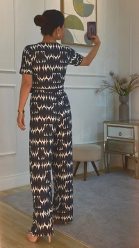 Macacão Pantalona Estampado Decote V Marília Pregas Frontais Com Cinto Forrado