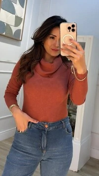 Blusa Tricot Gola Rolê Mia Nervuras Onduladas Frontais