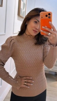 Blusa Tricot Nervuras Entrelaçadas Cindy Botões Nos Punhos