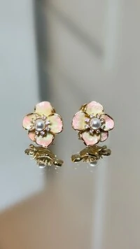 Brinco Flor Média Bicolor Detalhe Pérola Cravejada Em Strass