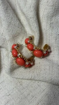 Brinco Argola Média Com Bolotas Resinadas E Mini Pérolas