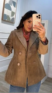 Blazer Alongado Erika Aveludado Com Botões Duplos