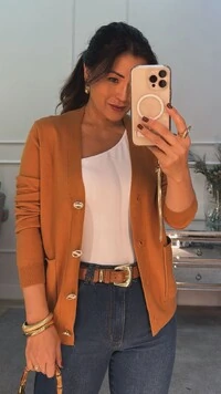 Cardigan Curto Tricot Denise Botões Cravejados E Bolsos Quadrados