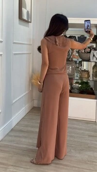 Calça Pantalona Em Crepe Larissa Fendas Laterais
