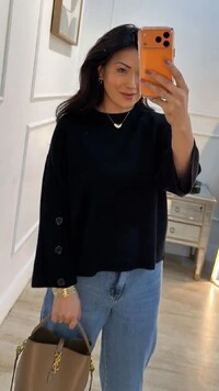 Blusa Tricot Amplo Raissa Nervura E Botões Resinados Nos Punhos