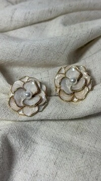 Brinco Médio Flor Resinada Com Miolo Pérola