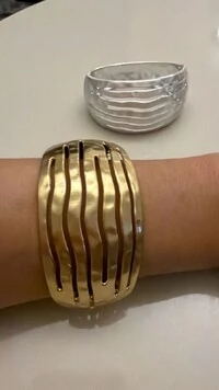 Bracelete Largo Com Detalhes Vazados Ondulados