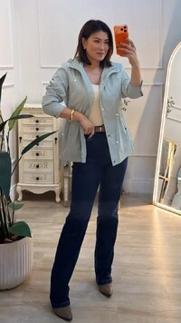 Parka Casaco Capuz Removivel Kamila Detalhe De Bolsos No Busto