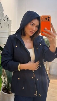 Parka Casaco Capuz Removivel Kamila Detalhe De Bolsos No Busto