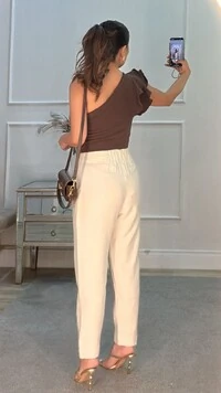 Cropped Alfaiataria Giselle Ombro Único Detalhe De Babado