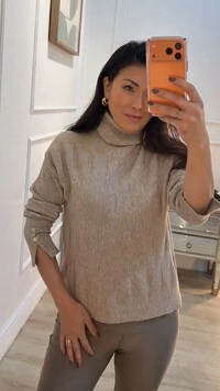 Blusa Ampla Tricot Gola Rolê Maisa Botões Dourados Nos Punhos