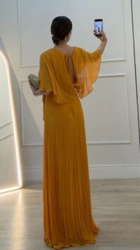 Vestido Longo Crepe Plissado Manga Capa Michelle Com Cinto Faixa